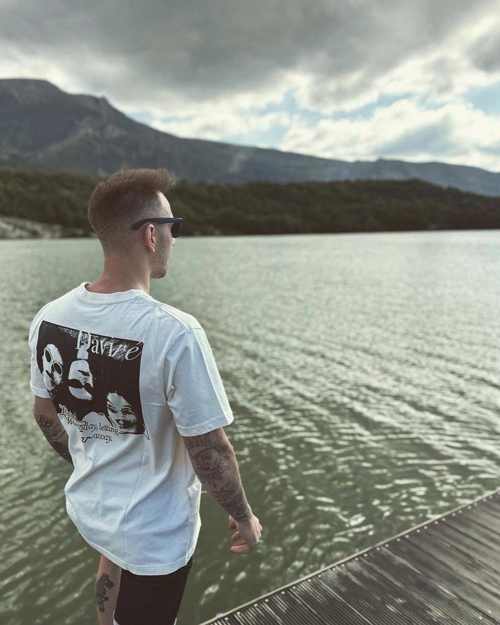 Una de las camisetas de la marca.