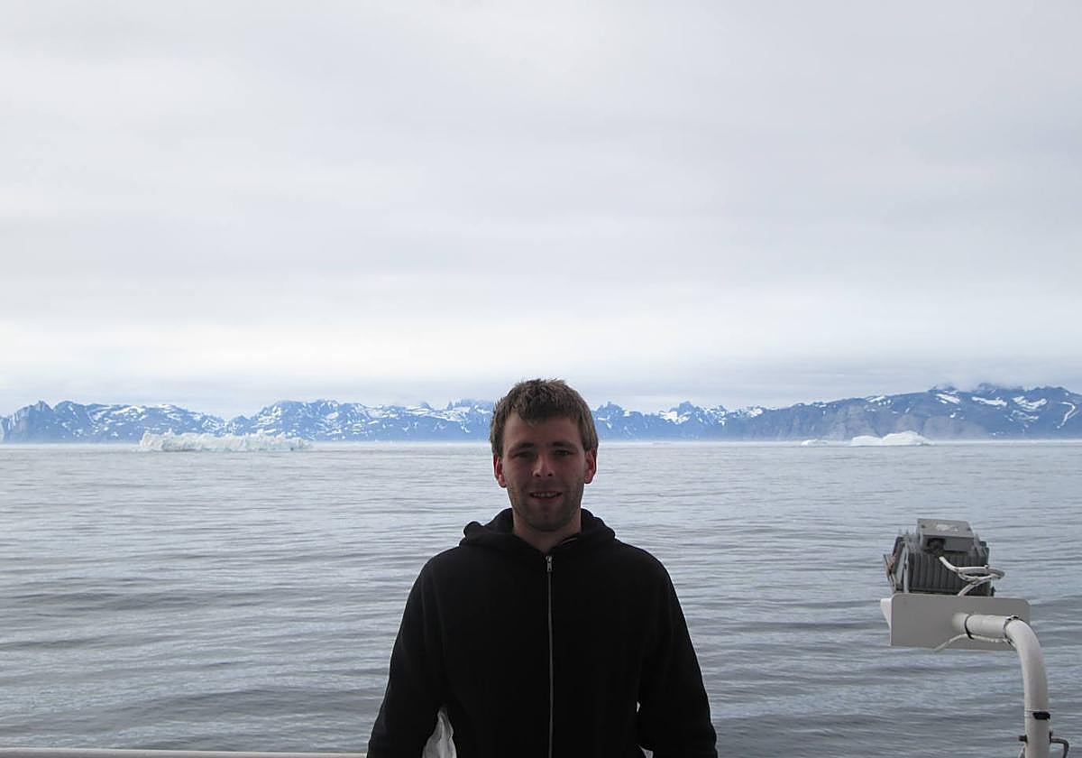 El oceanógrafo Jan Lukas Menzel, licenciado en Ciencias del Mar, posa en la expedición realizada a Groenlandia.