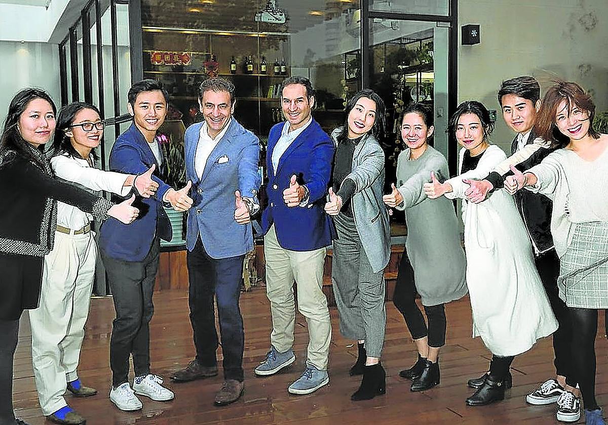 Julio López (cuarto por izquiera) y Germán Torrado (quinto) junto al resto del equipo de Eqidata en Shanghái.