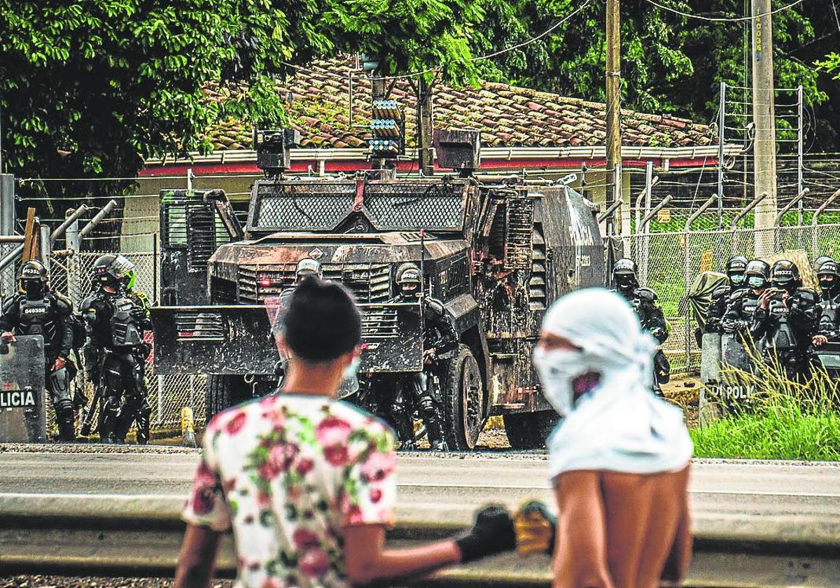 Los incidentes en la ciudad de Buga, en Colombia, son mostrados en una exposición de fotografías.