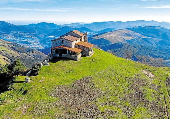 La cima del Kolitza, con su ermita, será el escenario en el que se celebrará el Día de los Montes Bocineros.