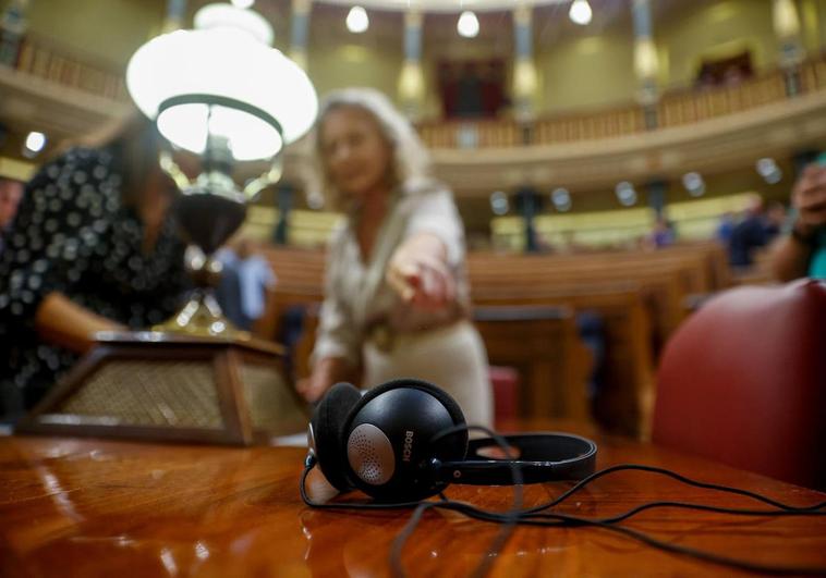 Los auriculares han llegado este martes al Congreso para poder escuchar las traducciones del euskera, catalán y gallego.