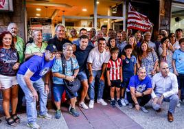 Mikel Vesga, al fondo, el más alto, rodeado de decenas de peñistas y compañeros del Athletic.