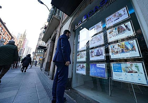Escaparate de una inmobiliaria en Euskadi