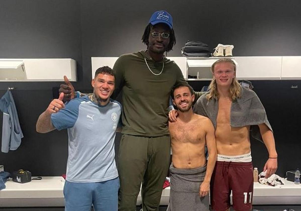 La foto viral de los futbolistas del Manchester City en el vestuario