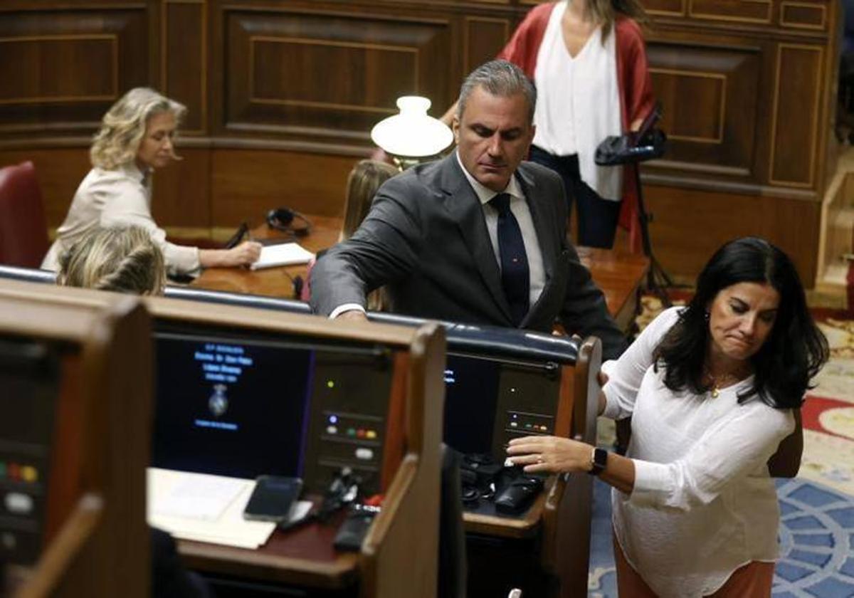 Los diputados de Vox Javier Ortega Smith y María José Rodríguez abandonando el pleno.