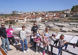 Un grupo de turistas realiza una visita guiada al Valle Salado.