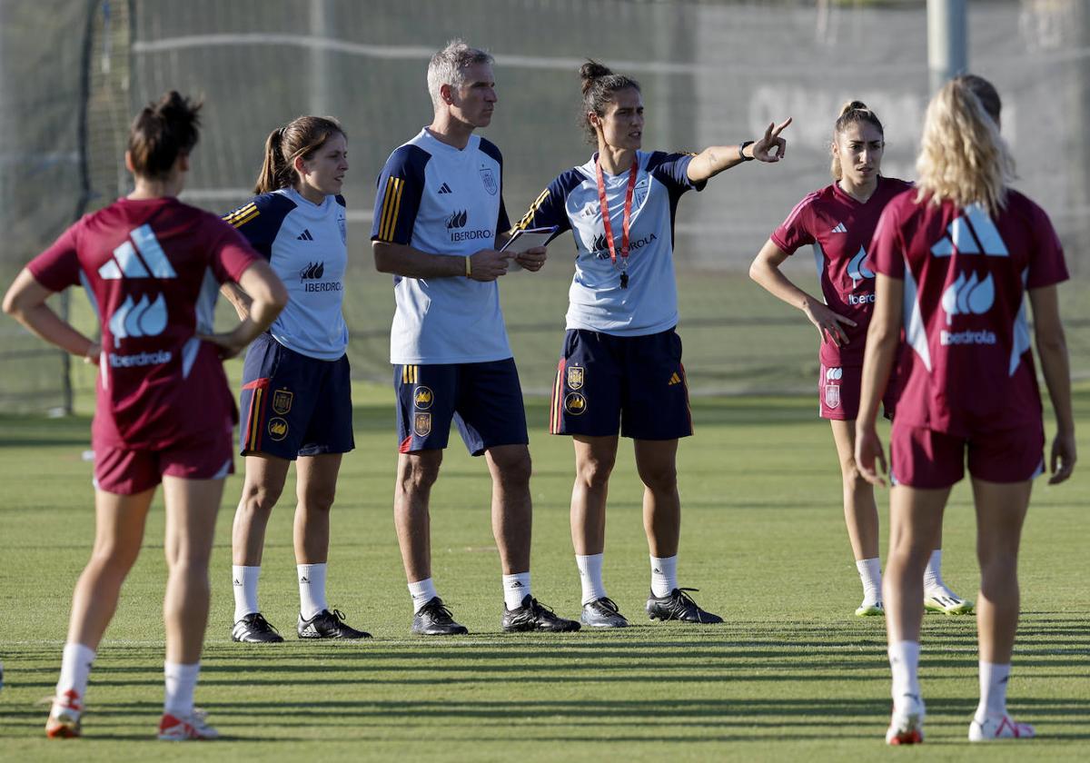 Normalidad y ánimos desde la grada en el primer entrenamiento de la selección femenina tras la polémica