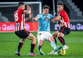 De Marcos y Vesga, en un partido reciente del Athletic.