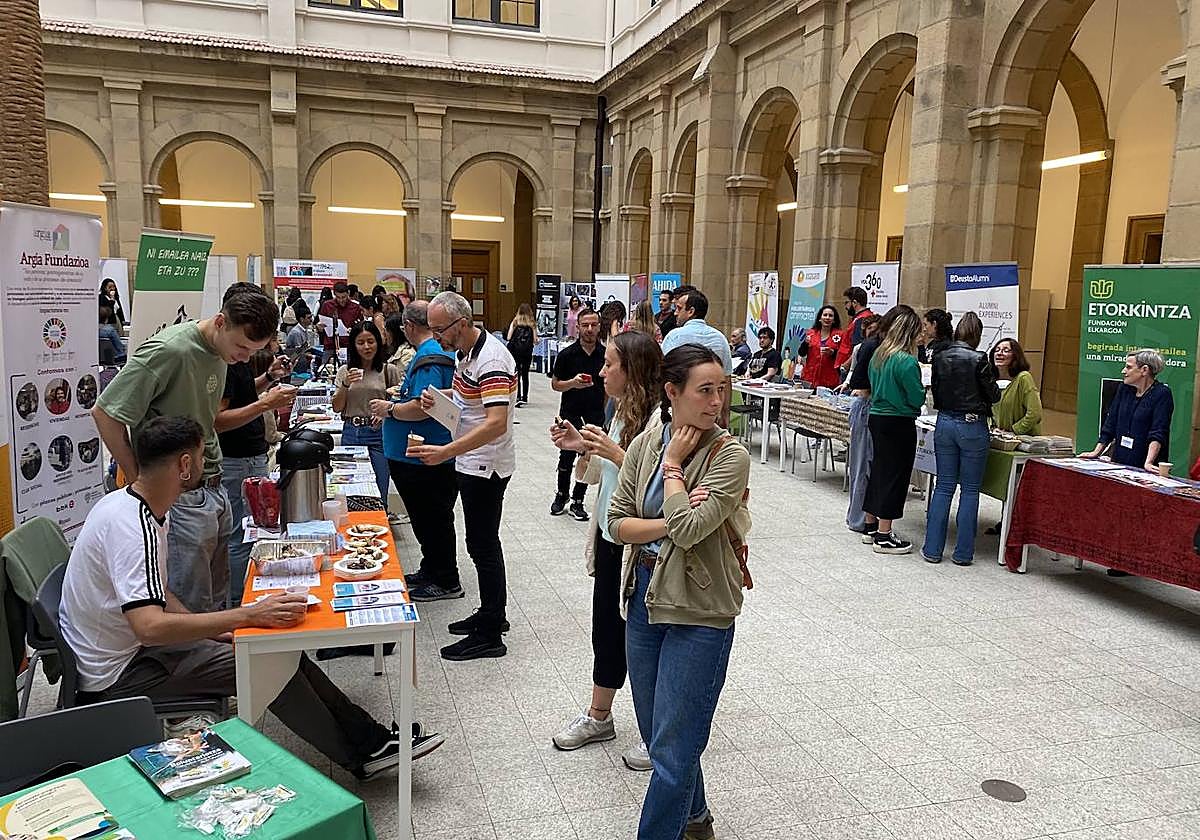 Cincuenta y nueve stand de todos los sectores sociales de Bizkaia han expueto sus ofertas de voluntariados