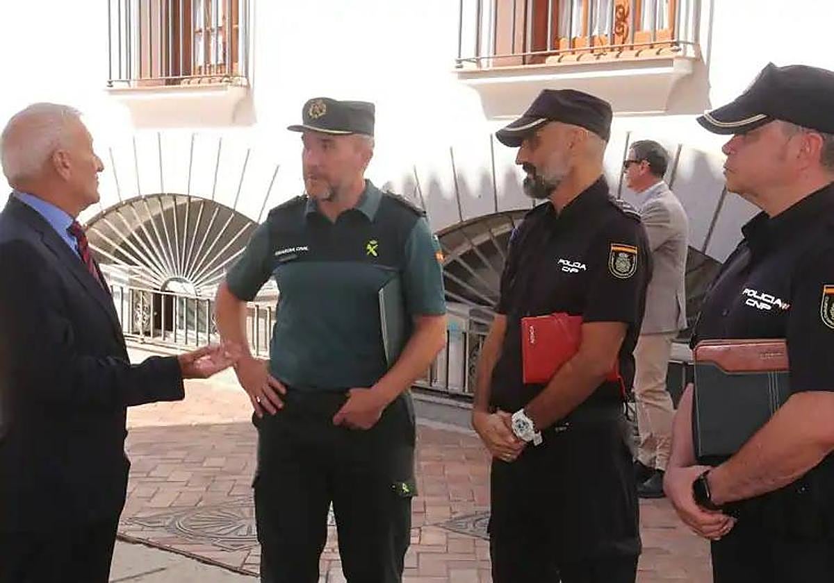 El delegado del Gobierno, Francisco Mendoza, charla con el teniente coronel de la Guardia Civil Manuel Delgado y agentes de la Comisaría de la Policía Nacional de Almendralejo, entre ellos, su responsable, Jesús Corrales (con barba).
