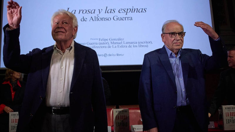 El PSOE se revuelve contra González y Guerra por sus críticas a Sánchez: «Los desleales son ellos»