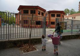 Dos menores acceden a la haurreskola Gurutzmendi.