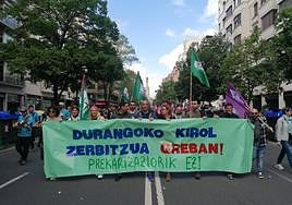 Los trabajadores en huelga del polideportivo Landako de Durango en una de las movilizaciones