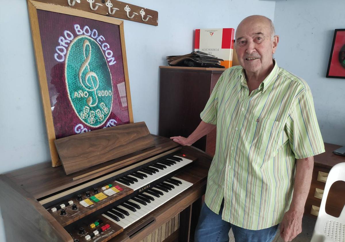 Kerman Larruskain posa junto a un piano en la sede del coro Bodegón, del que es fundador y director.