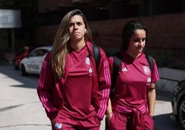 Misa Rodríguez y Oihane Hernández, el martes en dirección al aeropuerto.