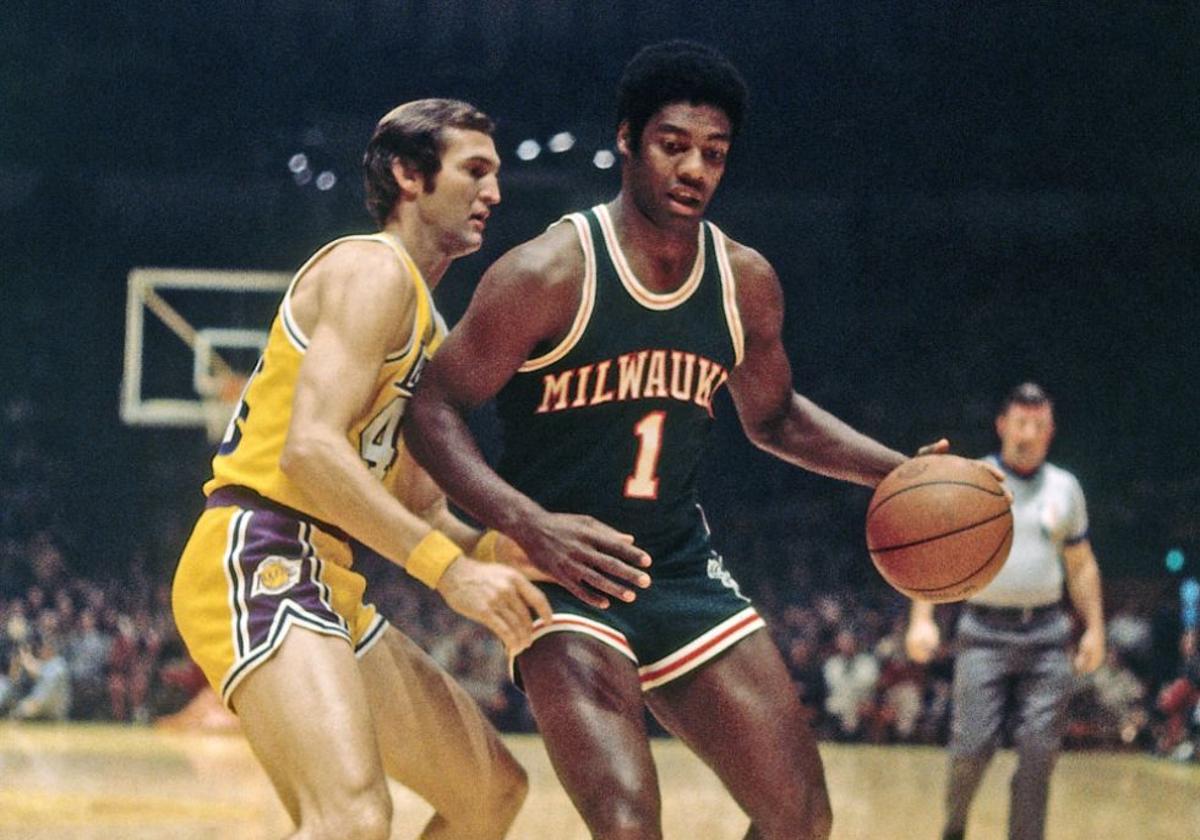 Oscar Robertson, baloiarekin, Jerry Westek defendatzen duen bitartean.