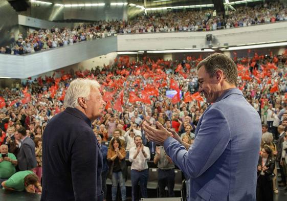 Sánchez aplaude a González en un acto celebrado en octubre de 2022.