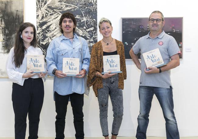 Natalia Albéniz, Jesús Armando Ramírez, Alejandra Bueno y Miguel Alfredo Hernández 'Zirika', los cuatro ganadores posan con sus premios.