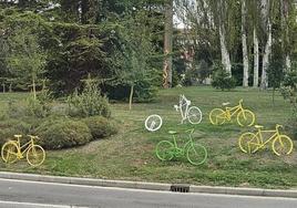 Imagen de la bicicleta dañada en la rotonda de América Latina.