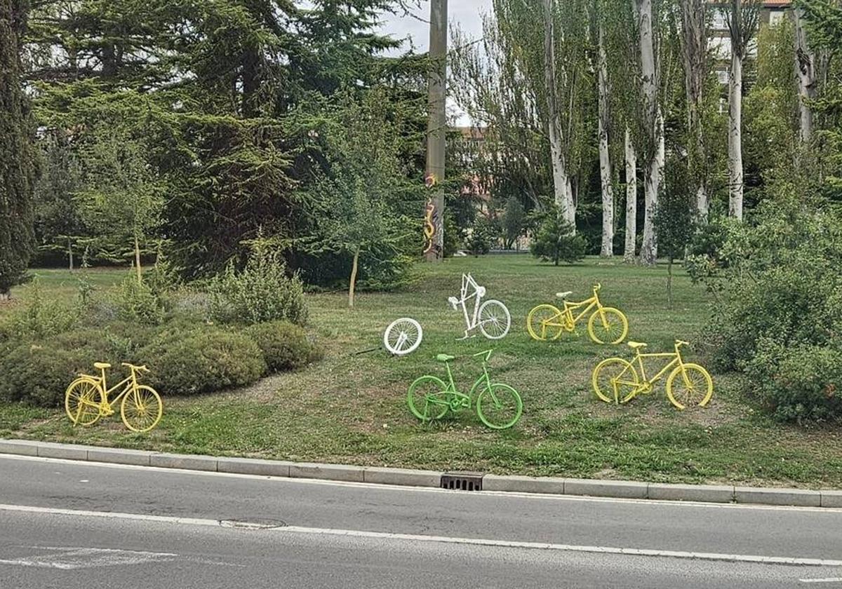 Imagen de la bicicleta dañada en la rotonda de América Latina.