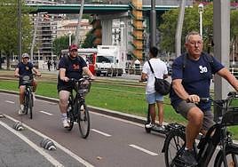 Personas en bicicleta en el bidegorri de Abandoibarra