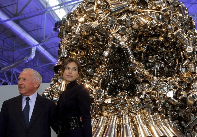 Daria Zhukova, pareja de Abramovih, con el millonaria francés Francois Pinault ante una obra de del artista indio Subodh Guptada.