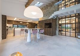 La cocina comedor del baserri, donde destaca el tapizado rosa de las sillas.