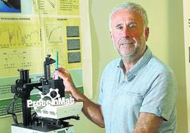 Pedro Guerrero en el laboratorio de ProteinMat con varias muestras de biotintas.