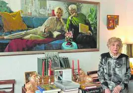 Alicia Iturrioz, ante una de sus obras, fotografía que ha sido entregada por sus familiares a la comisión Ego-Ibarra del Ayuntamiento de Eibar.