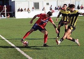 David Nates y Aitor Villar tratan de robar un balón a un jugador del Aurrera de Ondarroa.