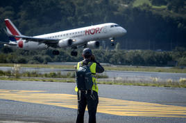 Uno de los 'spotters' captura la imagen de un avión en las pistas de Loiu.