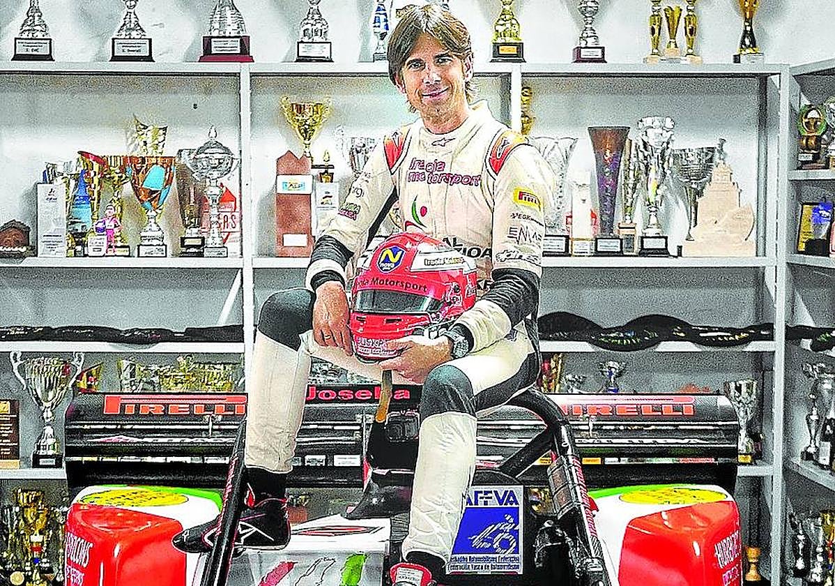 Joseba Iraola, sentado en su barqueta 'Nova NP01', tras regresar de Croacia.