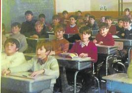 Los componentes del Coro Alfa que marcharon a Madrid a cantar cuando cursaban cuarto curso, dirigidos por el profesor Lucio Calvo.