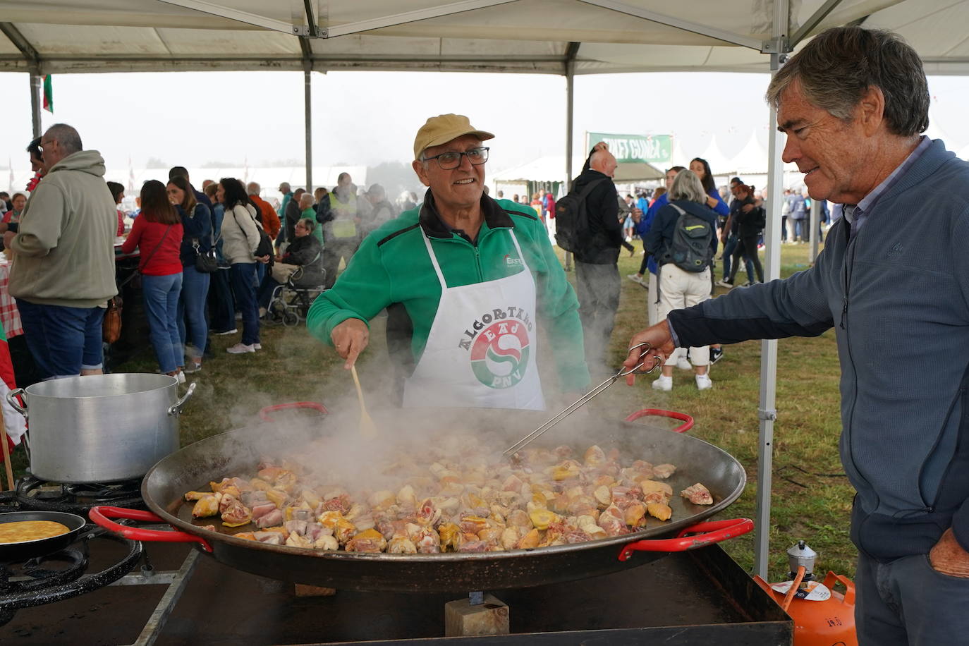 Militantes y simpatizantes de Algorta preparando una paella 