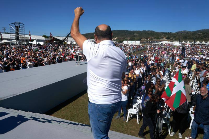 Ortuzar, con el puño en alto, dirigiéndose a los presentes