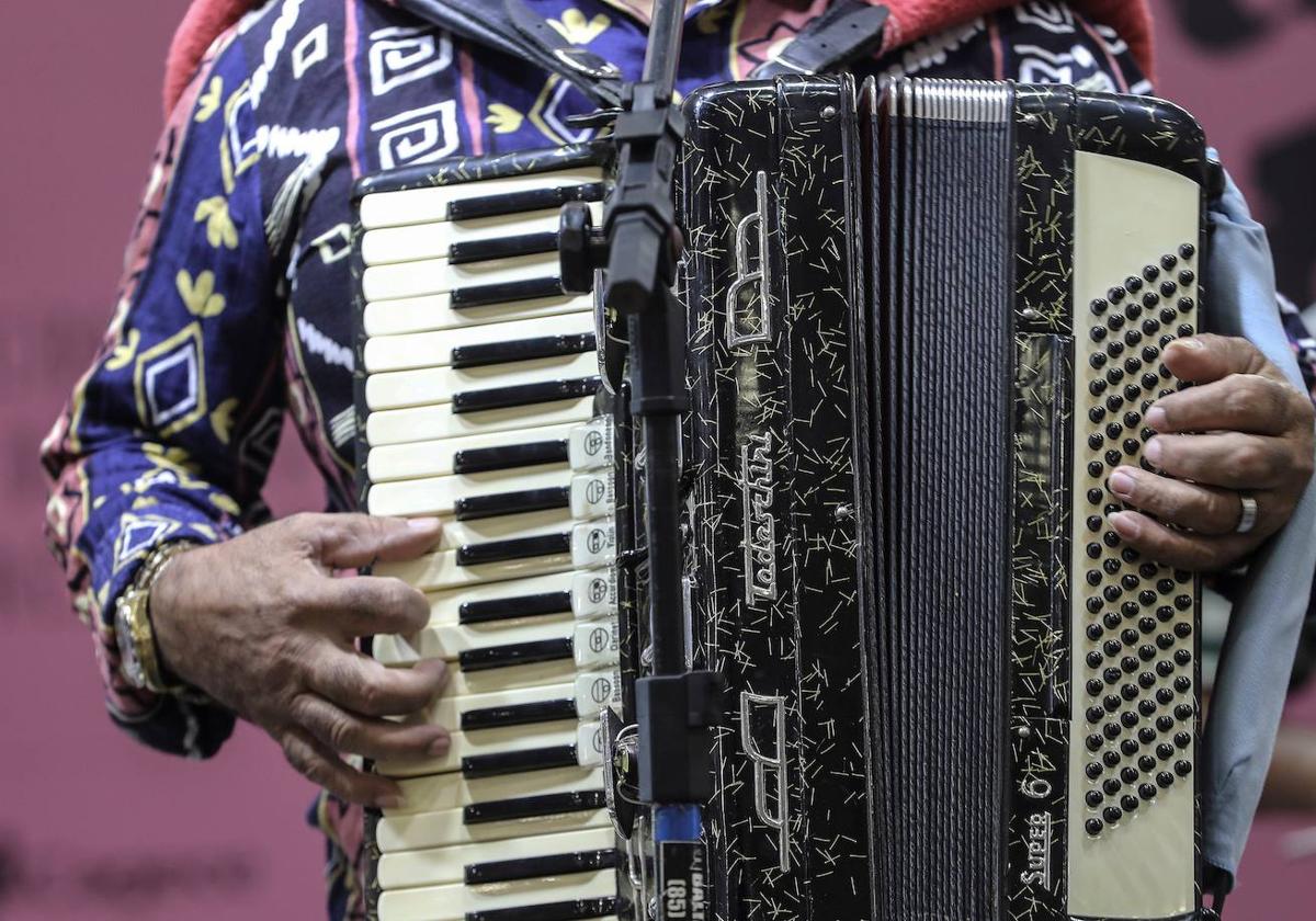 Un músico, interpreta una melodía con su acordeón.