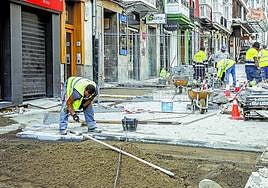 Operarios trabajan en la reforma de Portal del Rey.