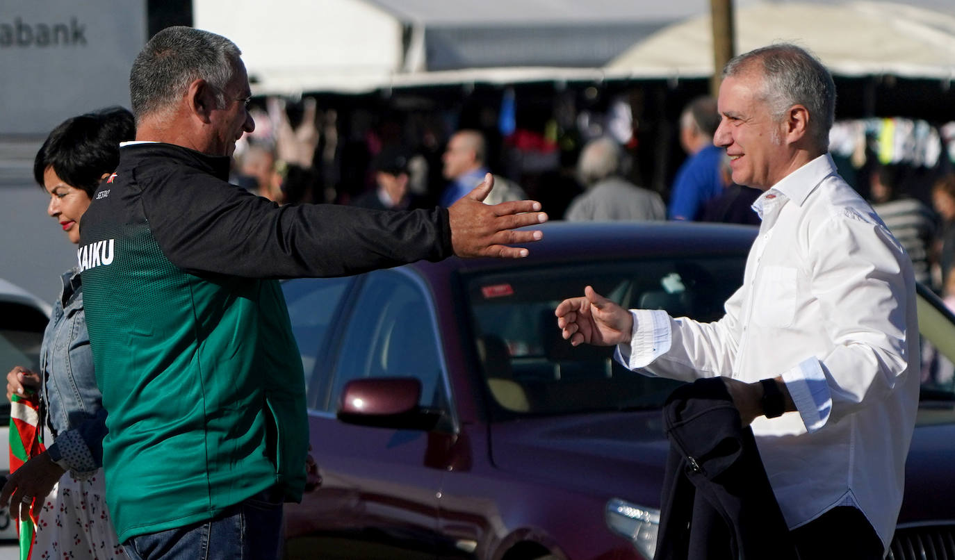 El lehendakari recibiendo el saludo de un aficionado de Kaiku