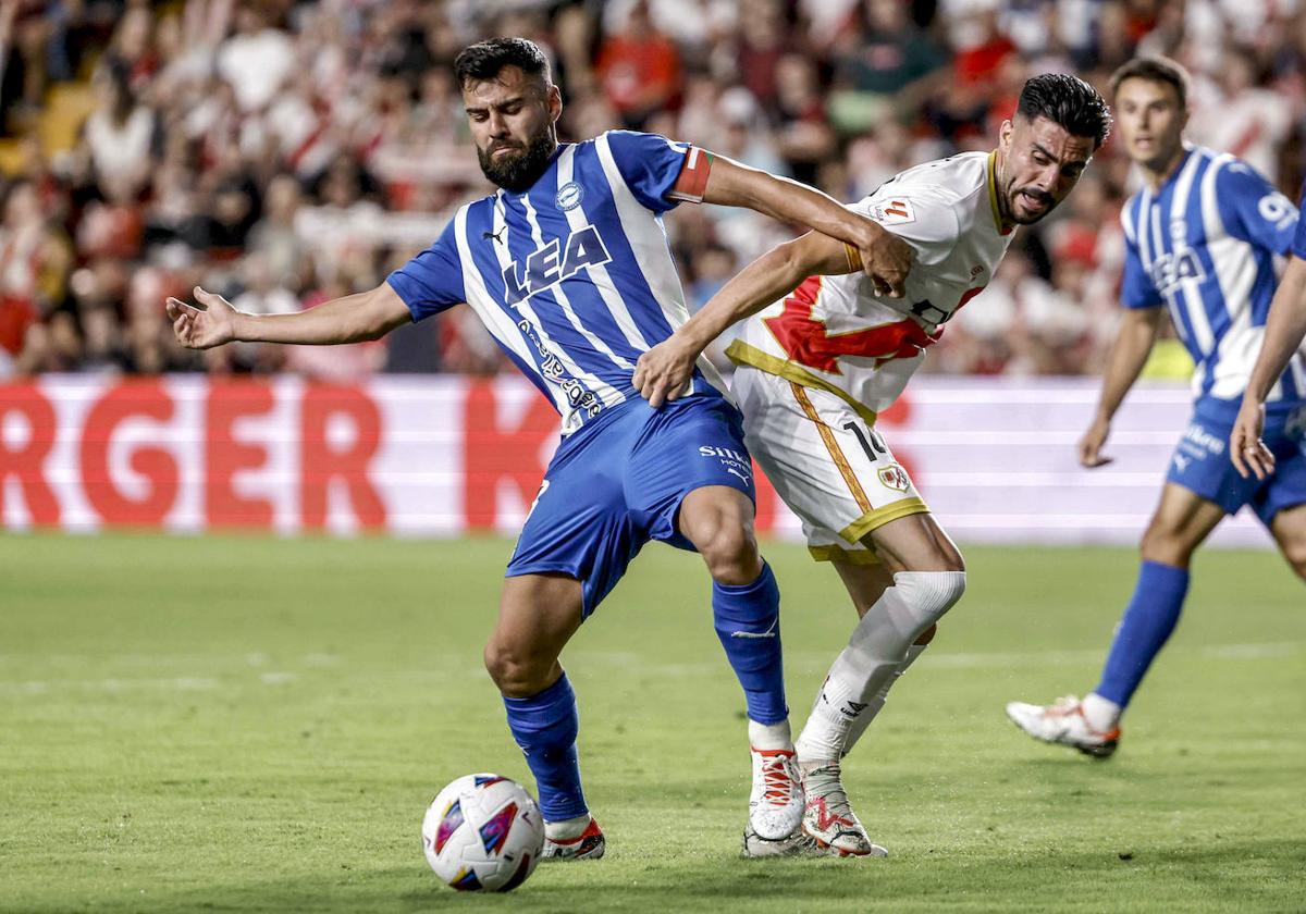 Duarte pelea con un jugador del Rayo en Vallecas.