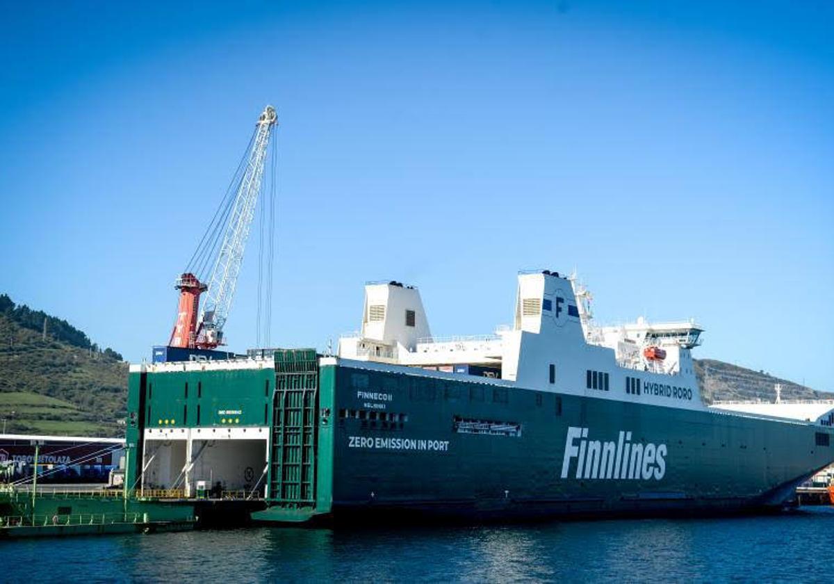 Imagen del Finneco II, uno de los buques híbridos que recalarán todas las semanas en el Puerto de Bilbao