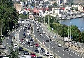 La avería de un vehículo provoca importantes retenciones en la A-8 en Bilbao