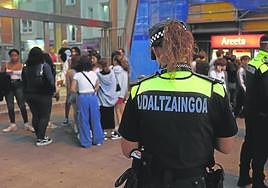 Numerosos agentes se situaron en las inmediaciones de la estación de metro para requisar las bebidas alcohólicas a los menores.
