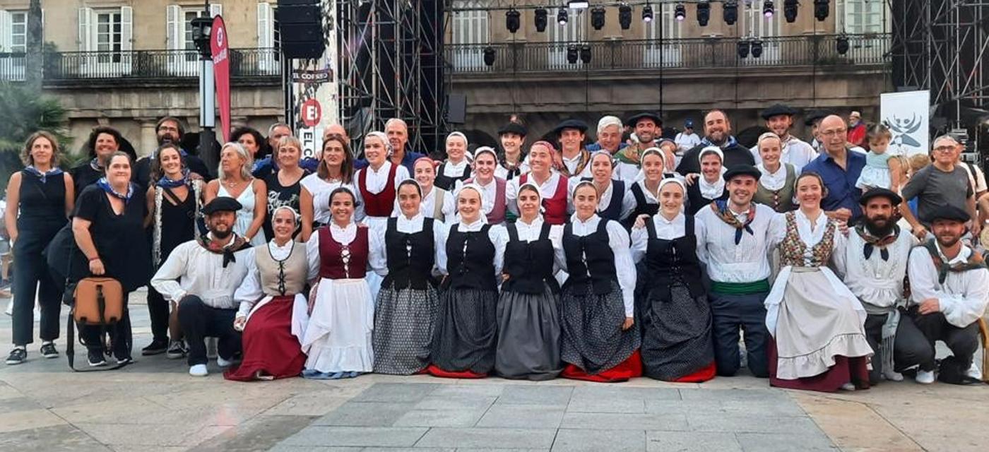 Goi-Alde Dantza Taldea es un grupo de danzas de Erandio con solera, que nació en 1965 y se compone entre sus filas de 150 bailarines y músicos de todas las edades.