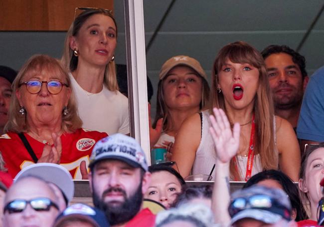 Taylor Swift sigue el partido de los Chiefs junto a la madre de Travis Kelce.