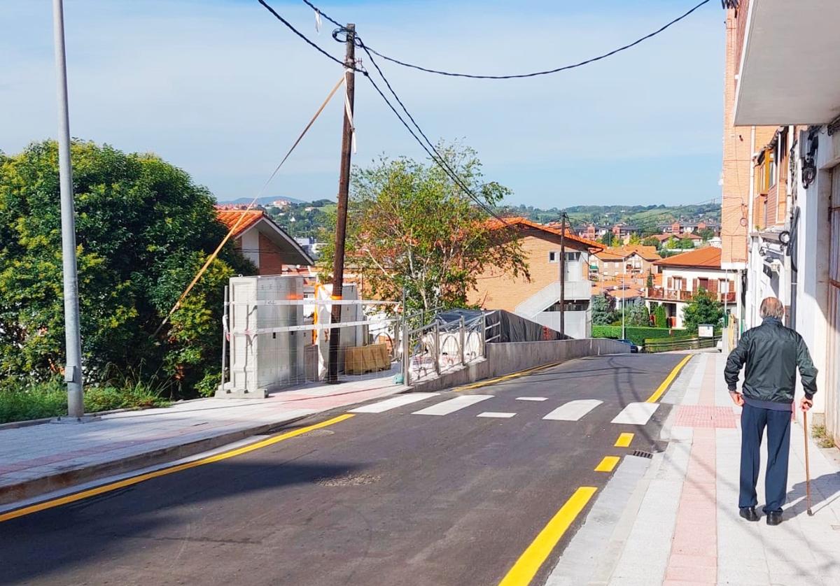 Un vecino de edad avanzada baja la cuesta de Torrekolanda en el barrio Karabigane de Berango.