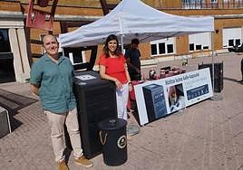 Los concejales Carlos Fernández y Alba Delgado junto a uno de los contenedores en Cruces.