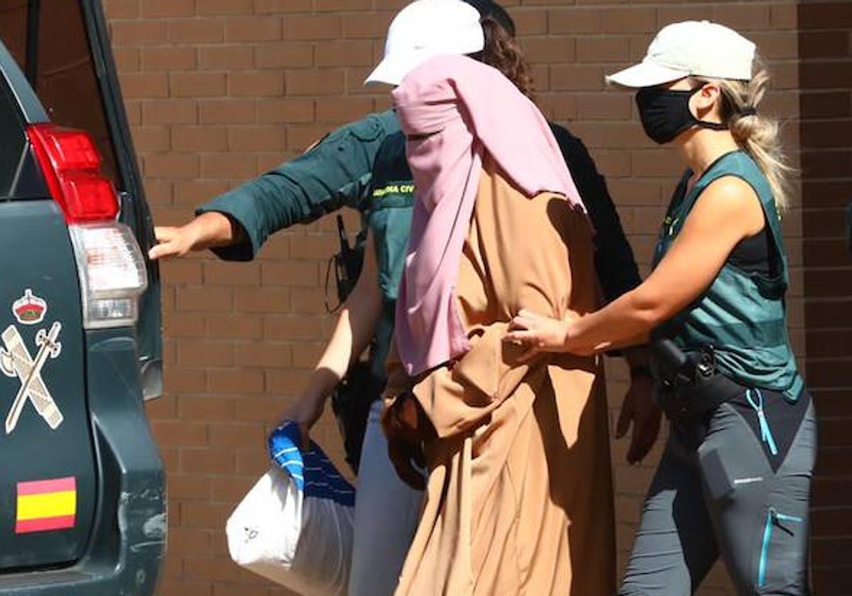 Agentes del instituto armado sacan a la detenida de su domicilio, en Zabalgana.