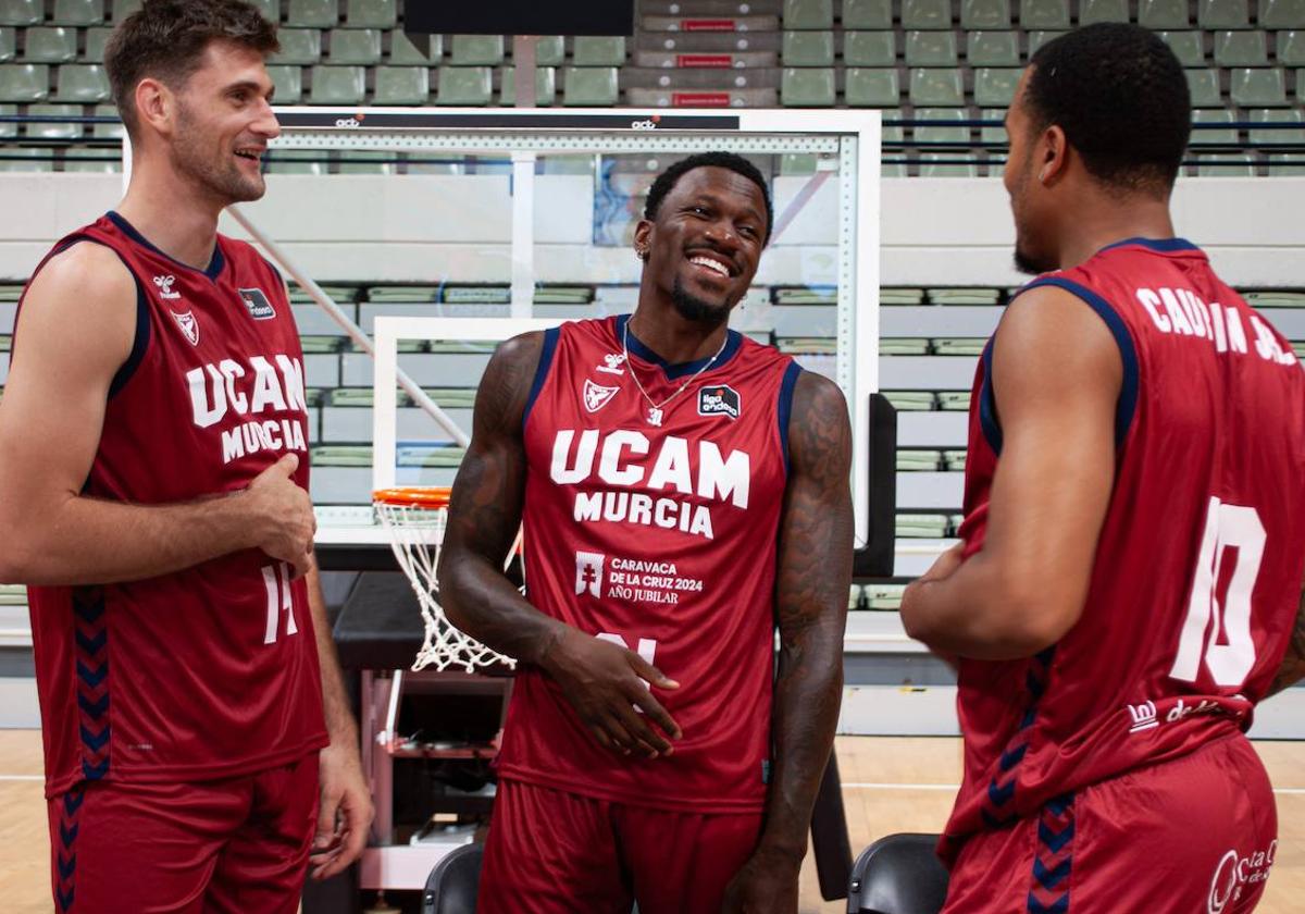 DylanEnnis sonríe durante un spot del equipo.