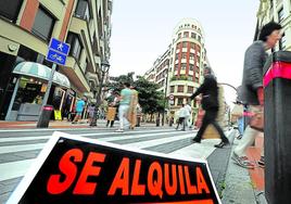 Bien escaso. El alquiler de un piso se ha convertido en una solución para muchas familias.